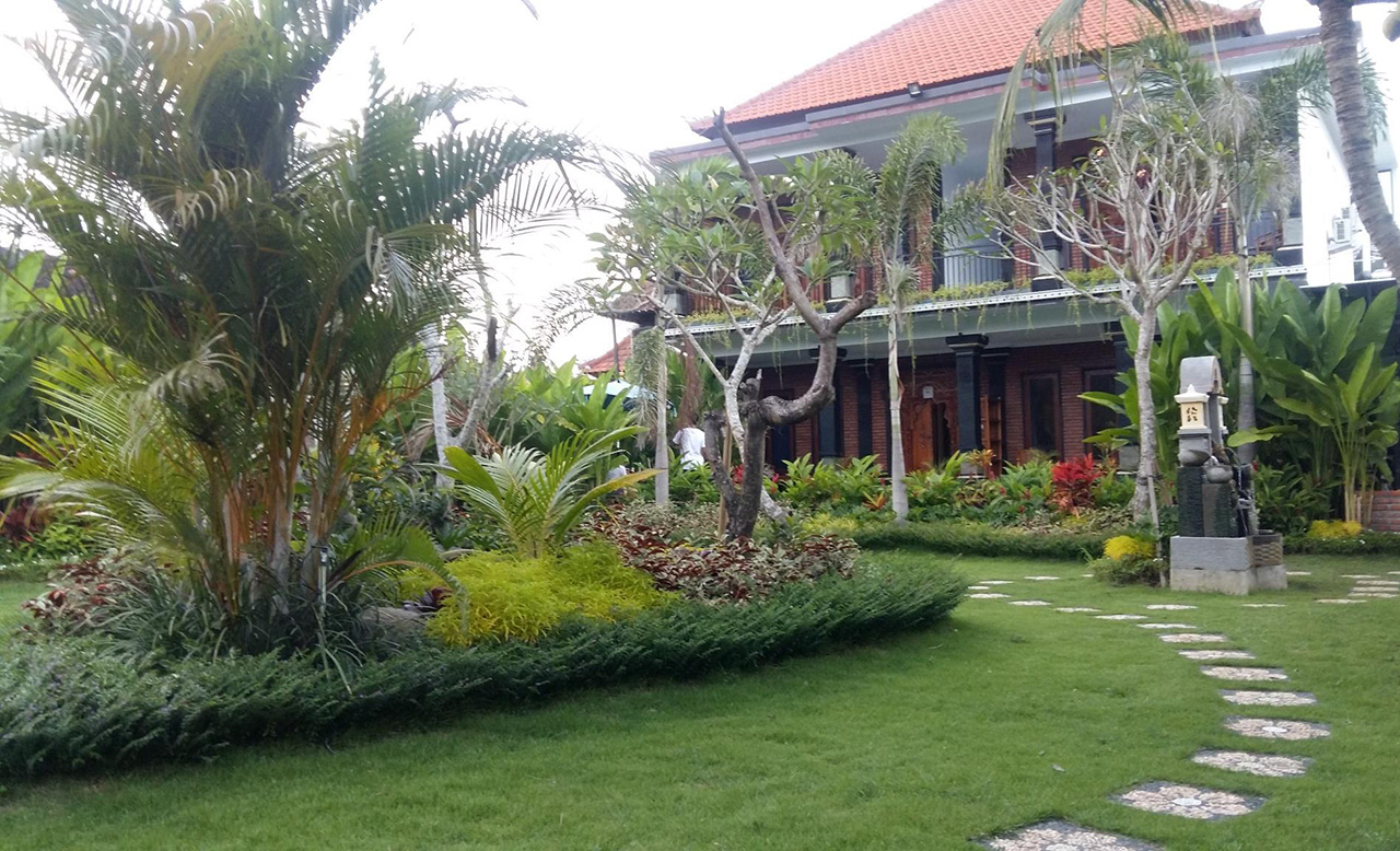 halaman depan rumah dengan akses jalan setapak » Halaman Rumah Yang Elok, Cantik Dan Indah