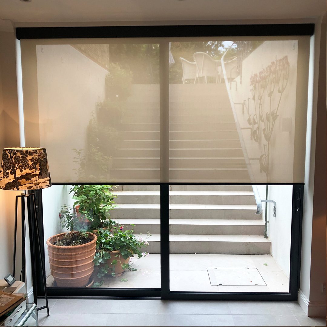 desain tirai pintu kaca geser 01 » Desain Tirai Pintu Kaca Geser untuk Menjaga Sinar Matahari dan Menghias Interior